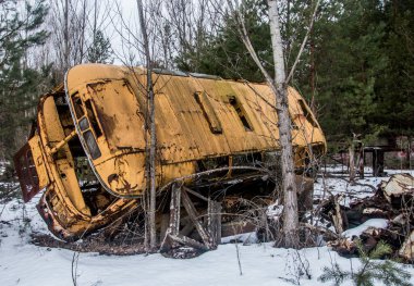Ukrayna 'nın Çernobil bölgesindeki Pripyat şehri. Polis merkezinin arkasındaki hurdalıkta. Kirli araçlar.