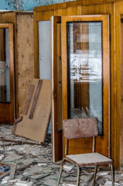 Ukrayna 'nın Çernobil bölgesindeki Pripyat şehri. Posta ve telekomünikasyon merkezindeki telefon kulübesi.