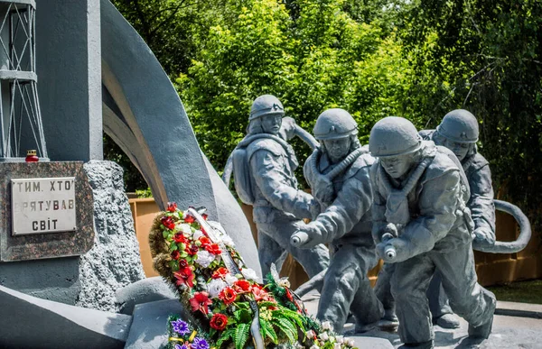 切尔诺贝利 首先到达乌克兰切尔诺贝利核电站爆炸现场的英雄消防员纪念碑 该纪念碑安放在切尔诺贝利村的消防站外 照片来自2013年6月 — 图库照片