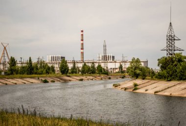 Ukrayna 'daki Çernobil nükleer santrali. Önünde soğutma kanalı var. Sovyetler Birliği' nin eski bir parçası. Fotoğraf Haziran 2013 'te çekildi.