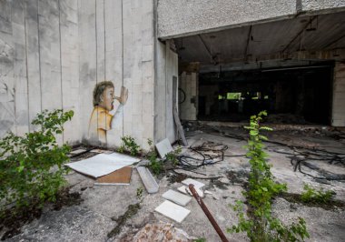 Eski Sovyetler Birliği 'nin bir parçası olan Ukrayna' nın Çernobil bölgesindeki Prypjat şehrindeki graffiti / sanat çalışmaları.