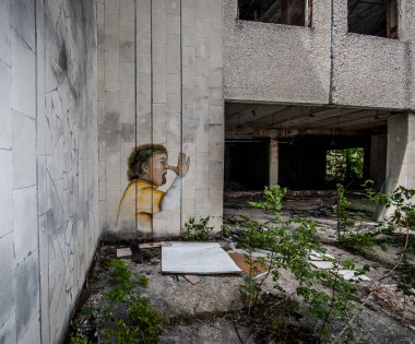 Eski Sovyetler Birliği 'nin bir parçası olan Ukrayna' nın Çernobil bölgesindeki Prypjat şehrindeki graffiti / sanat çalışmaları.