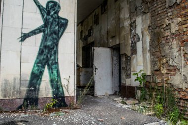 Eski Sovyetler Birliği 'nin bir parçası olan Ukrayna' nın Çernobil bölgesindeki Prypjat şehrindeki graffiti / sanat çalışmaları.