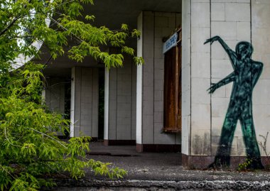 Eski Sovyetler Birliği 'nin bir parçası olan Ukrayna' nın Çernobil bölgesindeki Prypjat şehrindeki graffiti / sanat çalışmaları.