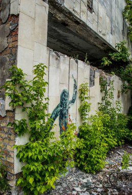 Eski Sovyetler Birliği 'nin bir parçası olan Ukrayna' nın Çernobil bölgesindeki Prypjat şehrindeki graffiti / sanat çalışmaları.