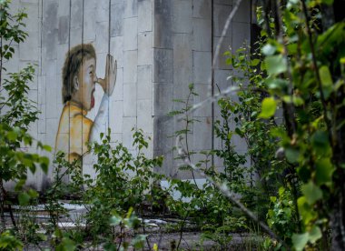 Eski Sovyetler Birliği 'nin bir parçası olan Ukrayna' nın Çernobil bölgesindeki Prypjat şehrindeki graffiti / sanat çalışmaları.