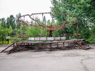 Eski Sovyetler Birliği üyesi Ukrayna 'nın Çernobil bölgesindeki Prypjat şehrindeki lunaparkta bir atlıkarınca..  