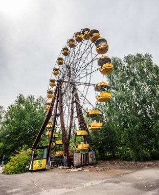 Eski Sovyetler Birliği 'nin bir parçası olan Ukrayna' nın Çernobil bölgesindeki Prypjat şehrindeki lunaparkta dönme dolap..  