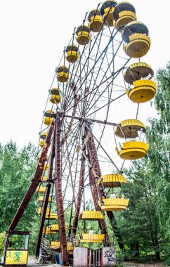 Eski Sovyetler Birliği 'nin bir parçası olan Ukrayna' nın Çernobil bölgesindeki Prypjat şehrindeki lunaparkta dönme dolap..  