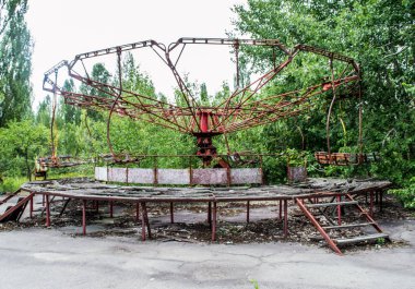 Eski Sovyetler Birliği üyesi Ukrayna 'nın Çernobil bölgesindeki Prypjat şehrindeki lunaparkta bir atlıkarınca..  