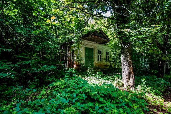Parte Abandonada Aldeia Ainda Ativa Chornobyl Área Chernobyl Ucrânia Antiga — Fotografia de Stock