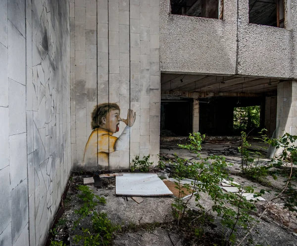 Eski Sovyetler Birliği 'nin bir parçası olan Ukrayna' nın Çernobil bölgesindeki Prypjat şehrindeki graffiti / sanat çalışmaları.