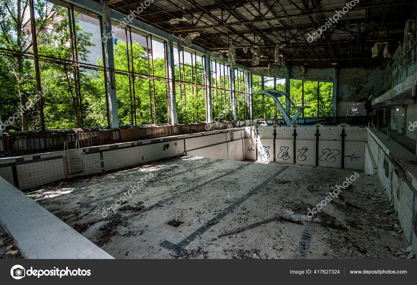 Piscine Publique Azur Dans Ville Abandonnee Prypjat Dans Region Tchernobyl Photo Editoriale C Gamma Man 417627324