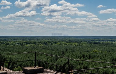 Ukrayna 'nın Çernobil bölgesindeki terk edilmiş Prypjat şehrindeki bir gökdelenin tepesinden, SSCB' nin eski bir parçası olan.