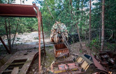 Ukrayna 'nın Çernobil kentindeki eski SSCB' nin bir parçası olan nükleer enerji santralinin temizlenmesi sırasında kullanılan yüksek radyoaktif kirlenmiş pençesi. Yoğun radyasyon seviyesine rağmen popüler turistik ilgi.