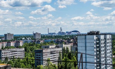 Ukrayna 'nın Çernobil bölgesindeki terk edilmiş Prypjat şehrindeki bir gökdelenin tepesinden, SSCB' nin eski bir parçası olan.