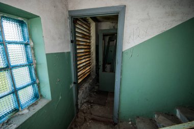 SSCB 'nin eski bir parçası olan Ukrayna' da patlayan Çernobil nükleer santraline yakın Prypjat şehrindeki terk edilmiş, oldukça kısıtlı ve radyoaktif bölgede bir apartman dairesi..