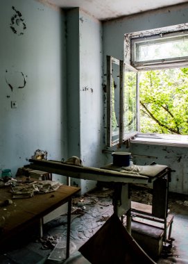 Prypjat şehrindeki hastane, SSCB 'nin eski bir parçası olan Ukrayna' da patlayan Çernobil nükleer santraline yakın terk edilmiş, oldukça kısıtlı ve radyoaktif bölgede..