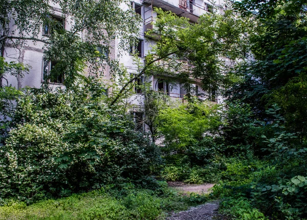位于前苏联地区乌克兰切尔诺贝利核电站爆炸附近的废弃 高度限制和放射性区域内的普里巴特市公寓楼 — 图库照片