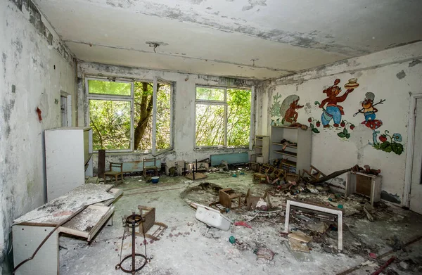 位于前苏联地区乌克兰切尔诺贝利核电站爆炸附近的废弃 高度限制和辐射区内的普雷巴特市学龄前学校 — 图库照片