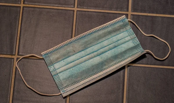 Tek kullanımlık koruyucu maskeler, erimiş yünlü olmayan 3 katmanlı.