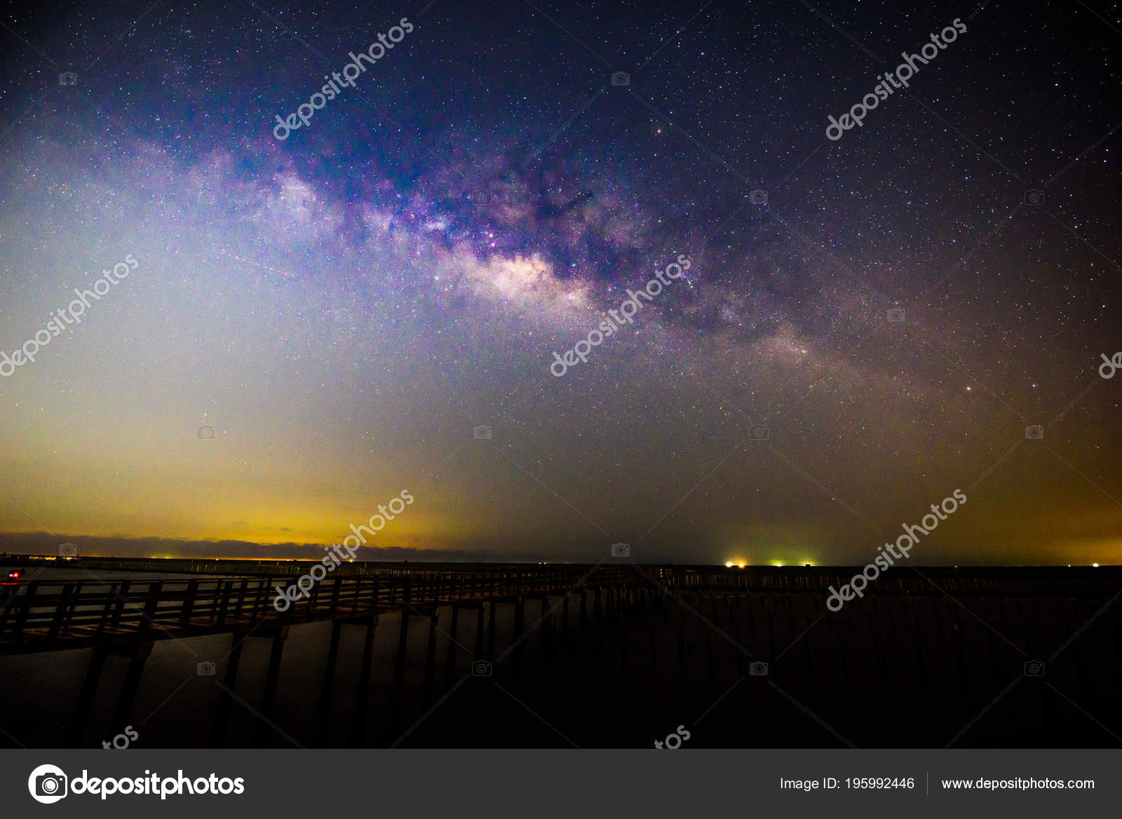 Voie Lactée Dans Ciel Pont Vue Sur Mer Photographie