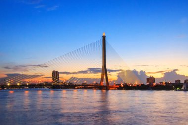 Büyük asma köprü ile gece saat aydınlatma / Rama 8 köprü gece zamanında