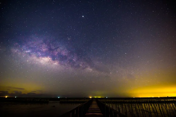银河在海景桥上的天空 — 图库照片