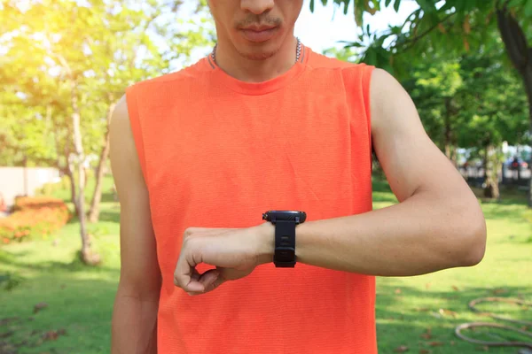 Hombre Comprueba Frecuencia Cardíaca Por Reloj Inteligente — Foto de Stock
