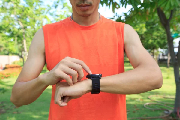 Hombre Comprueba Frecuencia Cardíaca Por Reloj Inteligente — Foto de Stock