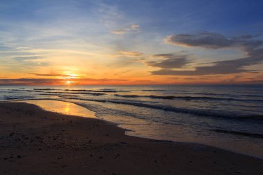 Gün doğumu zamanında plaj 