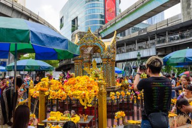 Bangkok, Tayland - 18 Haziran, 2018: gezgin bir sürü dua, Erawan tapınak Tayland