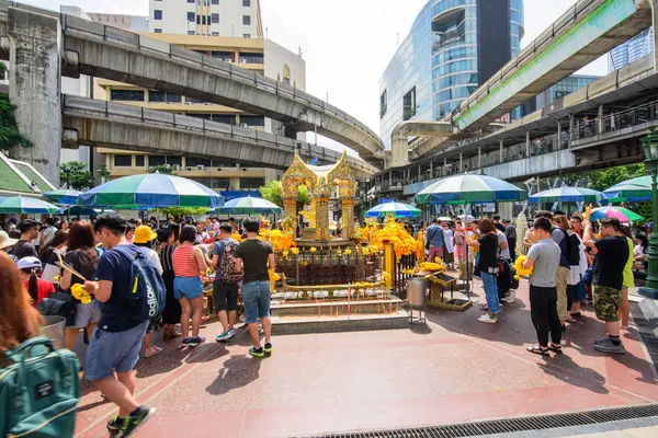 Bangkok, Tayland - 18 Haziran, 2018: gezgin bir sürü dua, Erawan tapınak Tayland