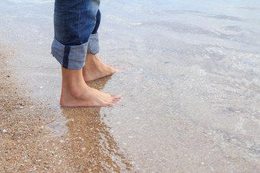 sunrise plajda otururken tanımsız seyahat süresi / yalnız adam