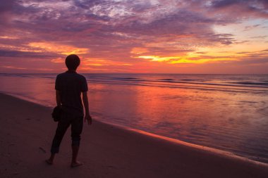 sunrise plajda durup tanımsız seyahat süresi / yalnız adam