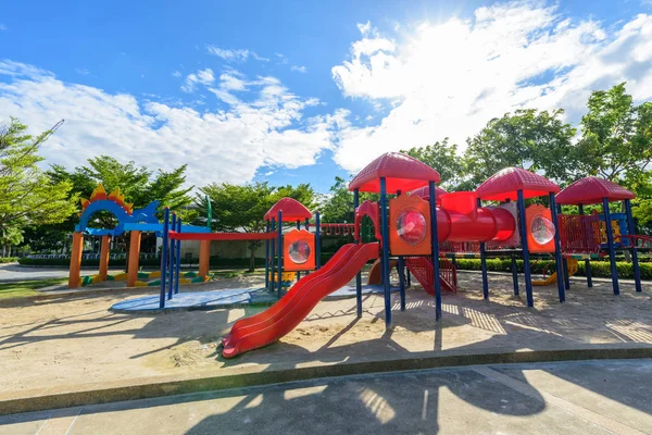 Mavi gökyüzü ile genel parkta büyük bahçesi