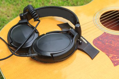 Kafa telefon parkta akustik gitar