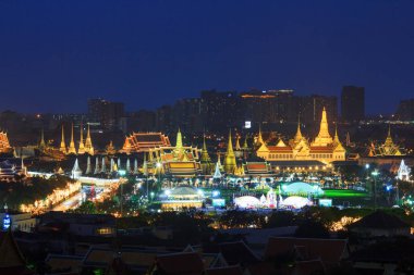 Bangkok, Tayland - 28 Temmuz, 2018: His Majesty King Maha Vajiralongkorn Bodindradebayavarangkun'ın Doğum günü kutlama Sanamluang ve Wat Phra Keaw içinde yan arkasında