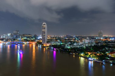 nehir yüksek binasında gece zamanında