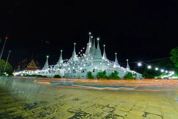 光挥舞的仪式周围的 Asokkaram 寺的白色宝塔 — 图库照片