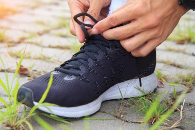 Ayakkabılarını çalıştırmak için