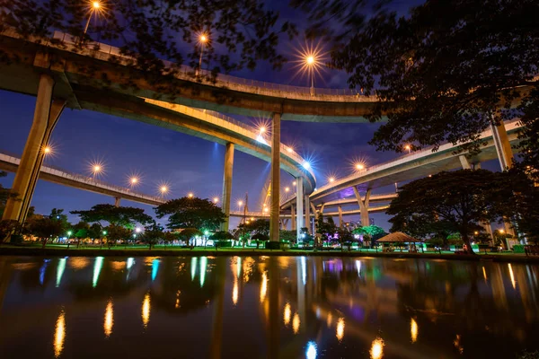 Vista Angolo Verticale Della Superstrada Durante Notte Con Riflessi Sull — Foto Stock