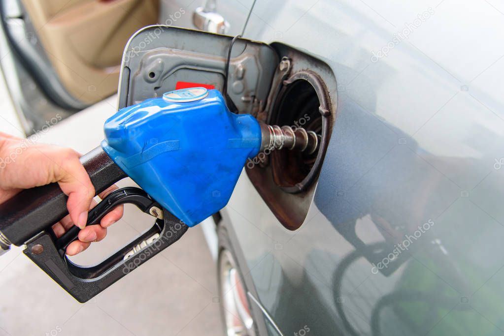 Oil dispenser at the car / refuel at oil station