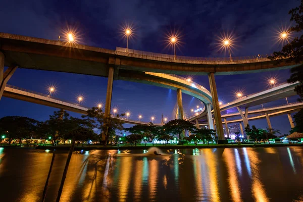 水の反射で夜間の高速道路のビュー角度を蜂起させた — ストック写真