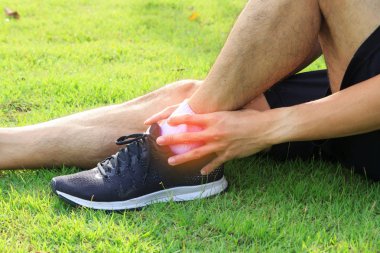 Adam ayak bileği sakatlandı / ayak bileği zarar