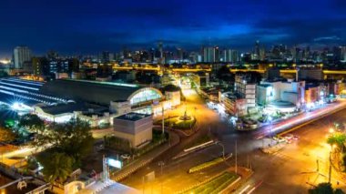 Bangkok, Tayland - 17 Eylül, 2018: Zaman atlamalı gündoğumu arabaya Rating ile kenti yüksek süresi / iyi sabah Bangkok