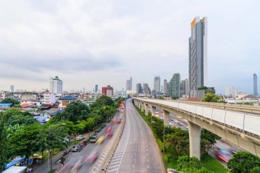 şehirde araba trafik ve gökyüzü tren ışığında bulanıklık