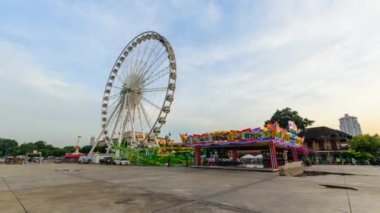 Bangkok, Tayland - 21 Eylül, 2018: Zaman atlamalı dönme dolap Asiatique Riverfront alışveriş Park Eğlence Parkı içinde / günbatımı zaman dönme dolap eğlence parkı içinde