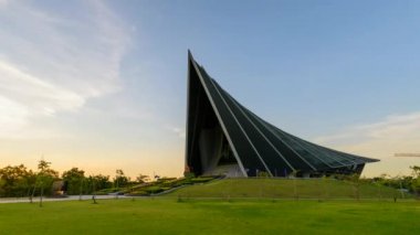 Nakhonpathom, Tayland - 26 Eylül, 2018:Day gece zaman atlamalı Prens Mahidol salonu bina Mahidol Üniversitesi günbatımı zamanında