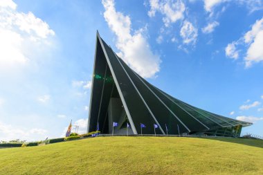 Nakhonpathom, Tayland - 27 Eylül, 2018: Prens Mahidol salonu bina Mahidol Üniversitesi mavi gökyüzü ile